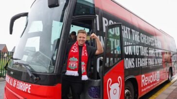 Youtuber-Simon-Wilson-with-the-bus-he-has-hired-to-take-Liverpool-fans-to-Paris-for-the-UCL-final